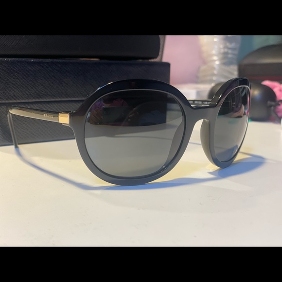 Black Prada sunglasses SPR09V - Picture 4 of 5